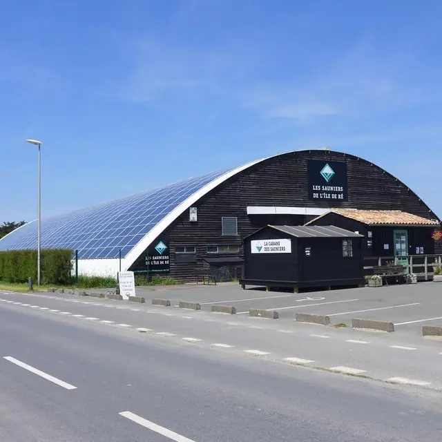 Vue sur la cabane et Coopérative des Sauniers