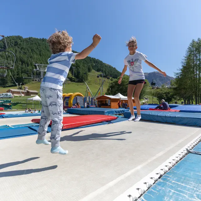 Enfants qui sautent sur le trampoline
