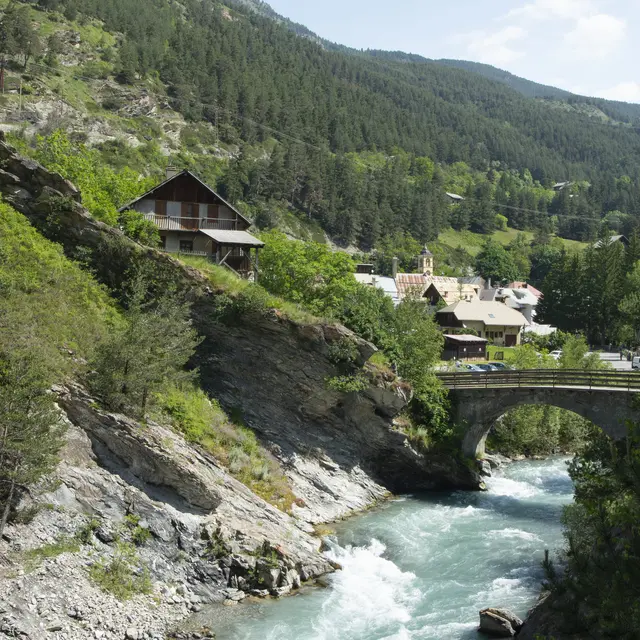 Sur un village perché en gravel_Château-Ville-Vieille
