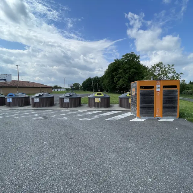 Bornes de tri sélectif salle des fêtes de Léribosc_L'Honor-de-Cos