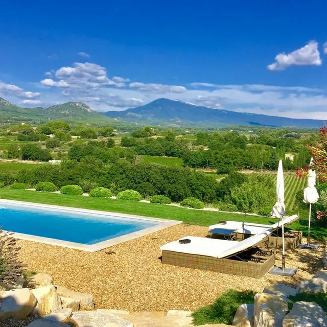 Gîte Côté Ventoux - piscine avec vue sur le Mont Ventoux