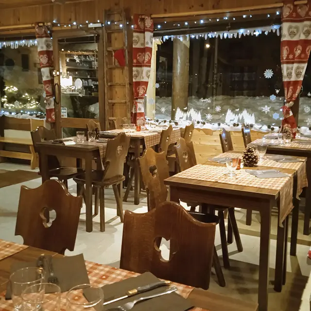 Salle du restaurant, tables à manger, décoration de Noël, ameublement bois