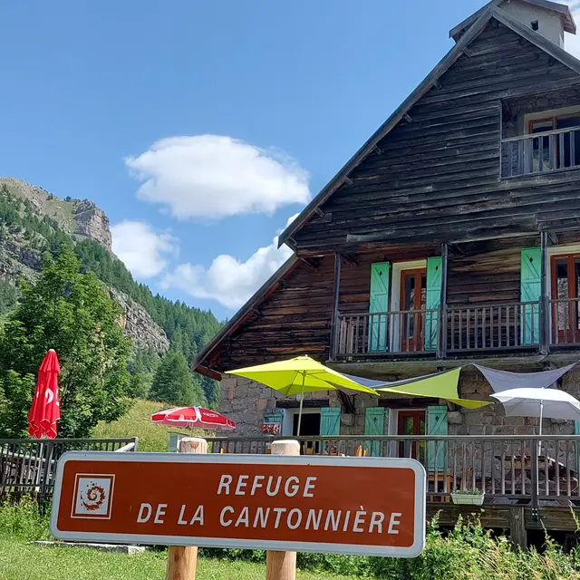 Le refuge auberge entre lac et montagnes