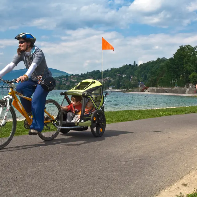 Vélo en famille sur les rives du lac du Bourget