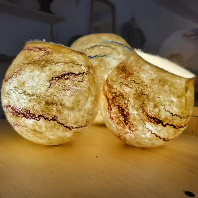 Atelier création de cocon lumineux en laine feutrée avec la Ferme du Lambert_Collobrières