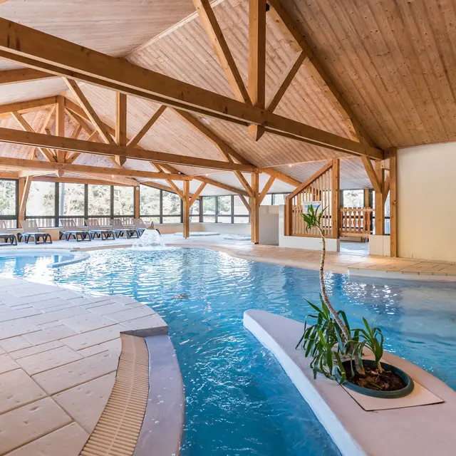 Piscine intérieure couverte