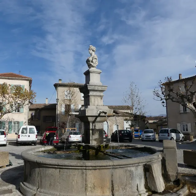 La fontaine depuis le sud