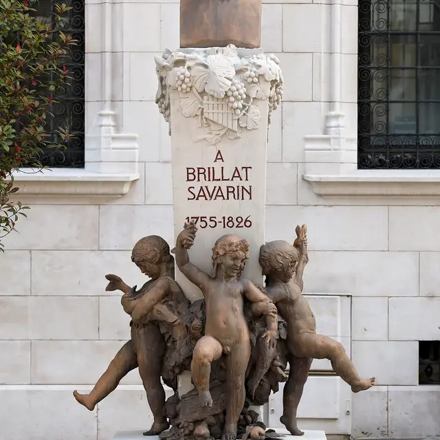 Visite commentée à la rencontre des statues de la ville par la Société Le Bugey