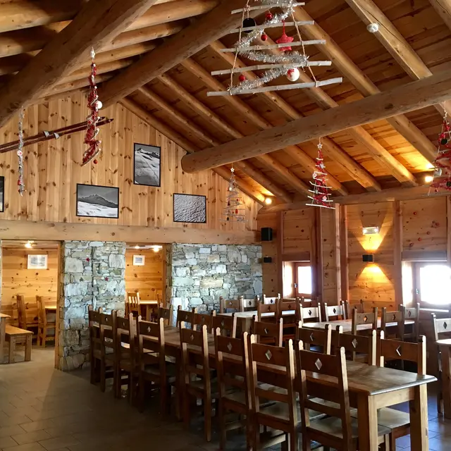 Intérieur, grande salle à l'étage - Restaurant La Cascade