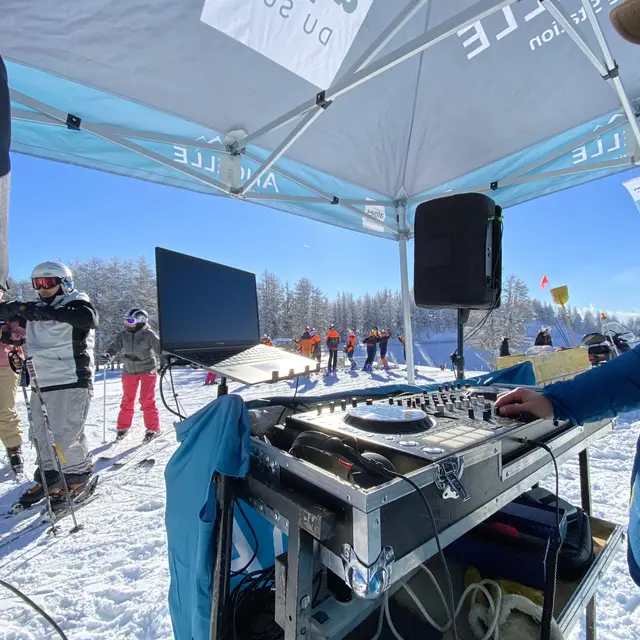 Dj sur les pistes de ski à Ancelle