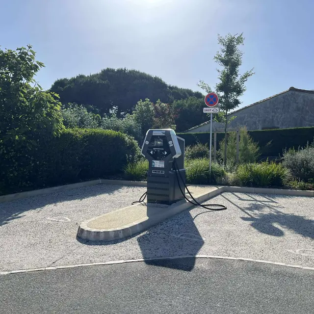 Borne de recharge pour voitures électriques - Parking du Corneau_Les Portes-en-Ré