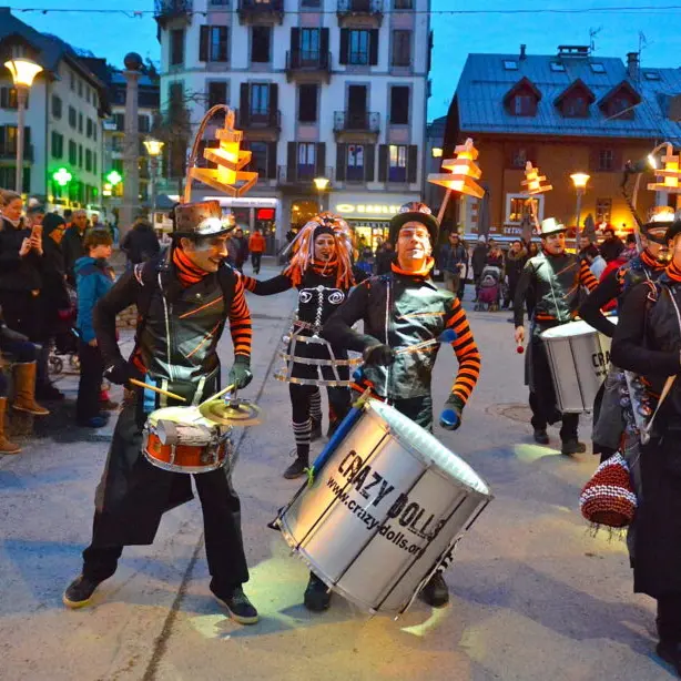 Parade musicale et déambulation des Crinolines_Vars