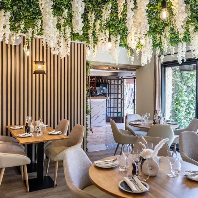 Tables intérieures restaurant Laflora