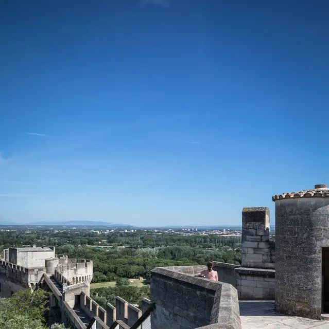 Séance de yoga sur le toit terrasse du Fort_Villeneuve-lez-Avignon