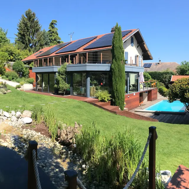 Vue d'ensemble de la maison et des extérieurs