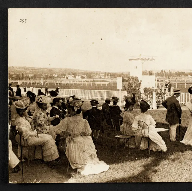 Elégantes à l'hippodrome vers 1900