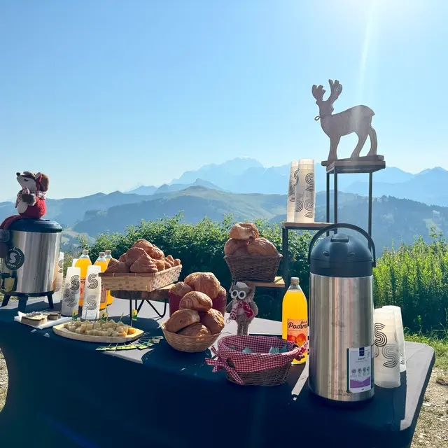 Petit-déjeuner au sommet été, face au Mont Blanc_Les Saisies