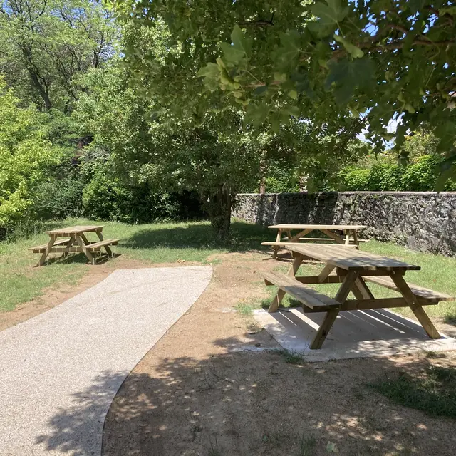Aire de pique nique à Andancette au bord de la Viarhôna