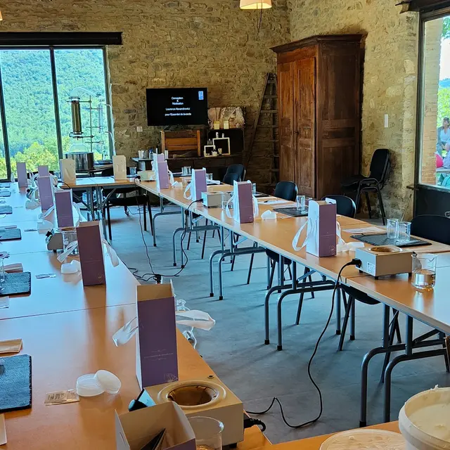 Atelier  de fabrication de cosmétiques Bio. L'essentiel de lavande._La Bégude-de-Mazenc