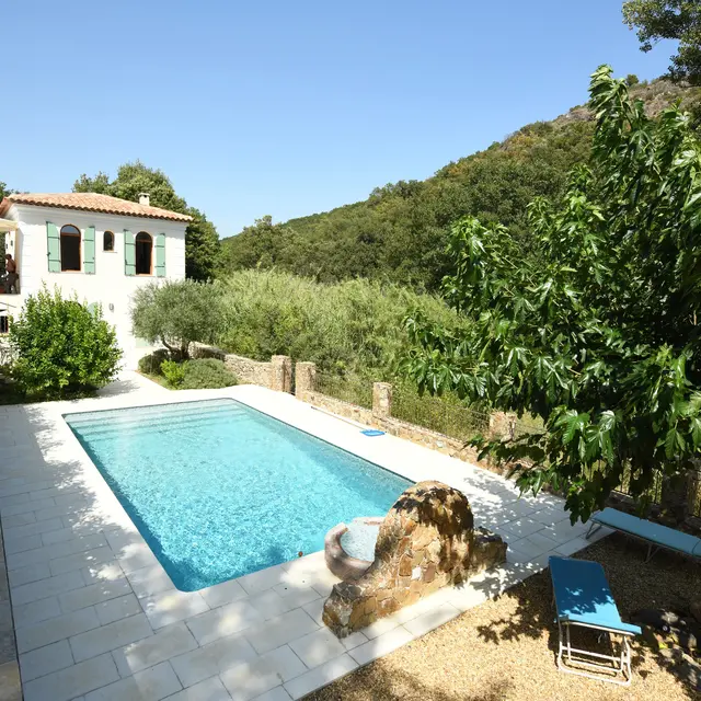 Le moulin et sa piscine