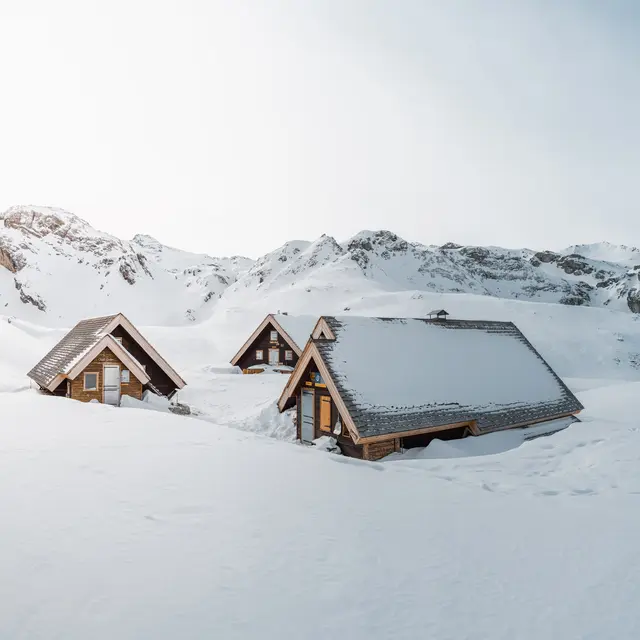 Le refuge du Fond des Fours sous la neige en hiver