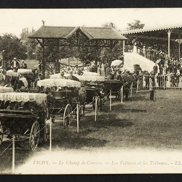 Le champ de courses : les voitures et les tribunes