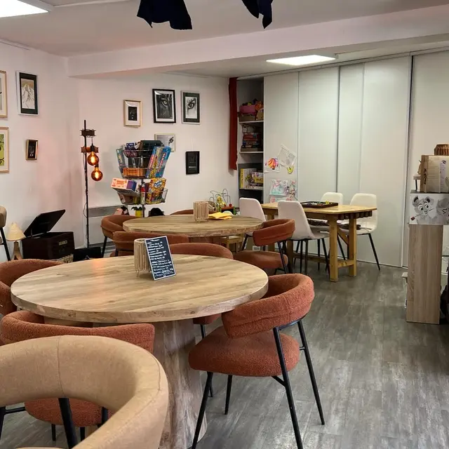 Exposition d'art fluide au Café des arts
