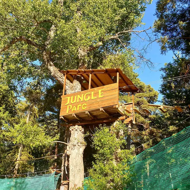 Accrobranche du Jungle Parc, nacelle en bois fixée à un arbre au-dessus de deux filets, accessible par un parcours d'accrobranche
