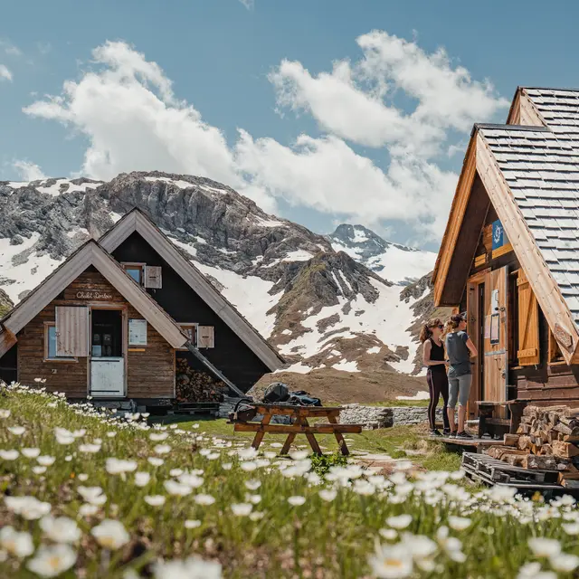 Le refuge du Fond des Fours en été avec les fleurs