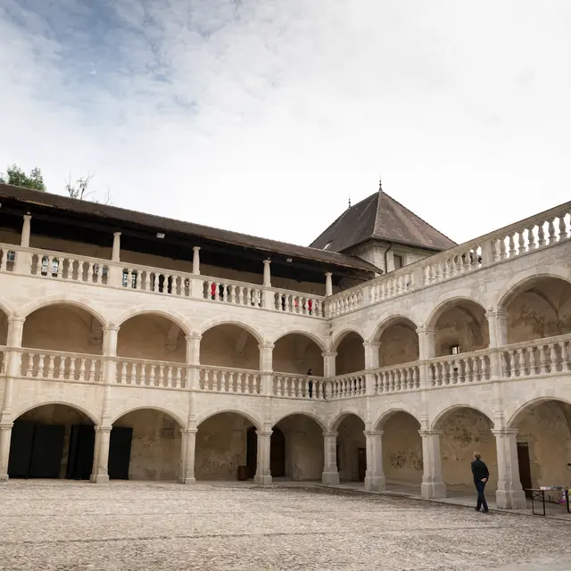 Cour du Château de Clermont