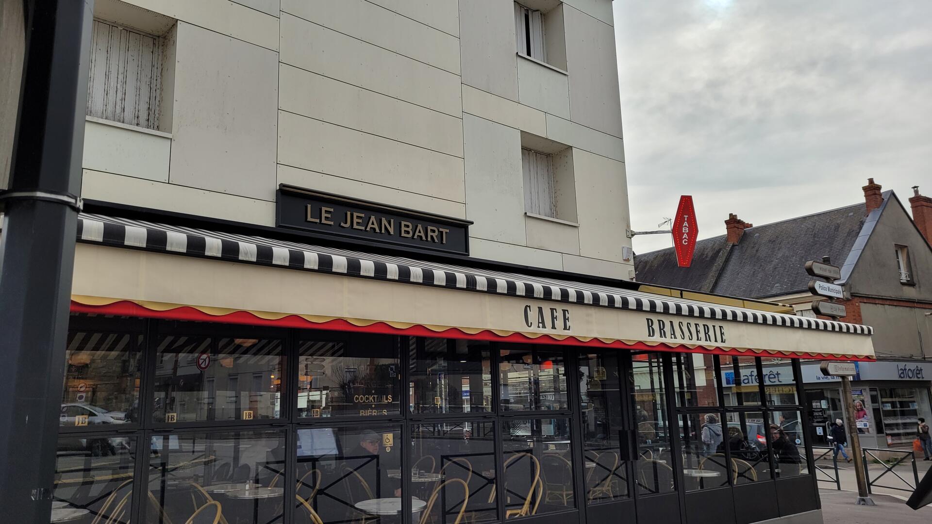 Le Jean Bart vue place de la Mairie
