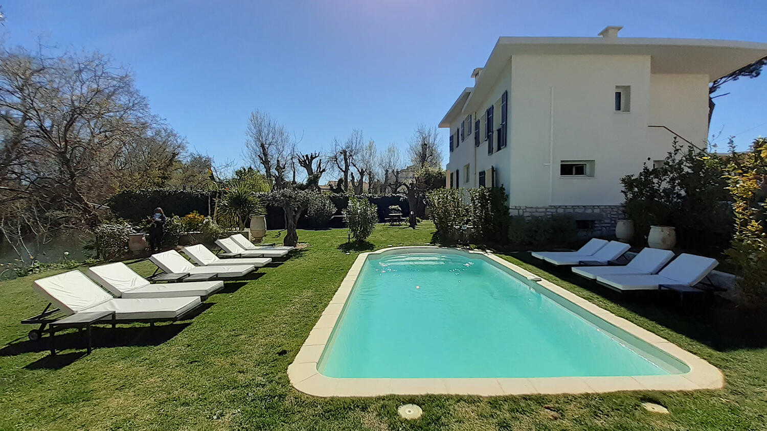 Piscine privée avec transat