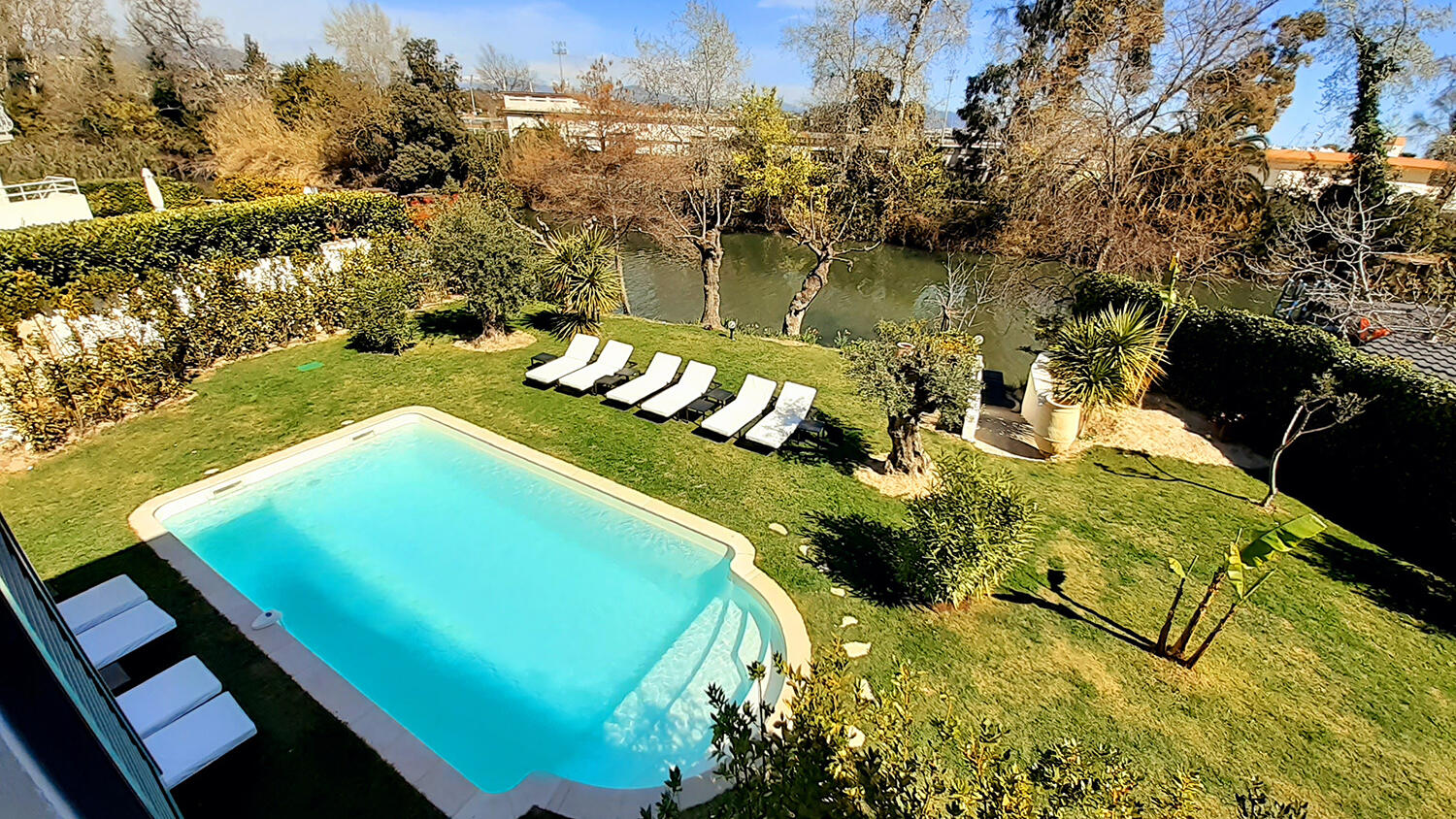 Vue sur piscine depuis étage