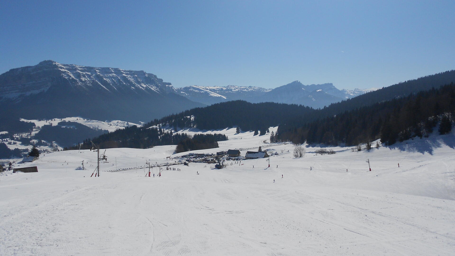 Les pistes de la station avec vue sur la Réserve Naturelle des Hauts de Chartreuse