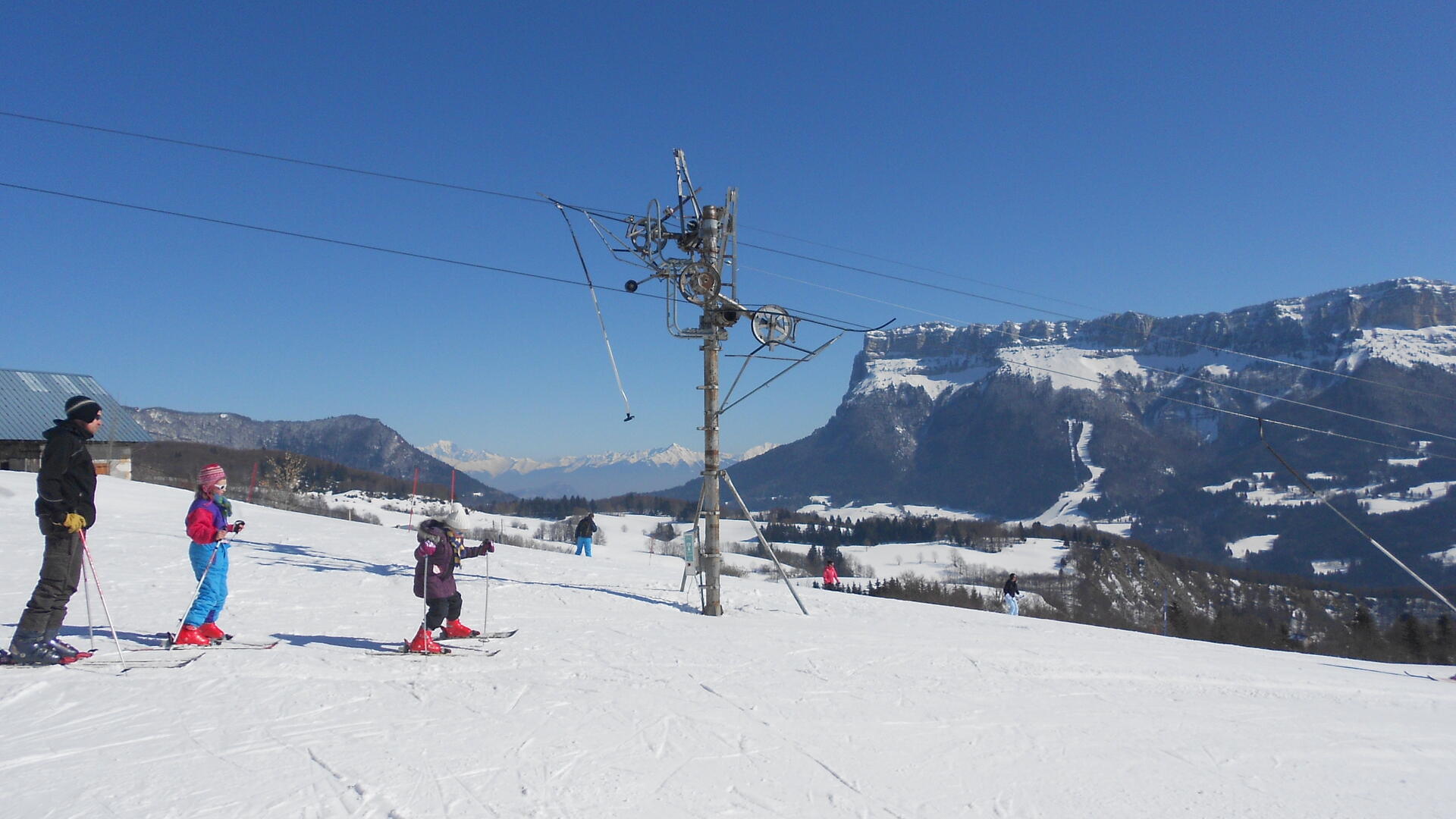 Piste verte de la station avec vue imprenable sur les montagnes