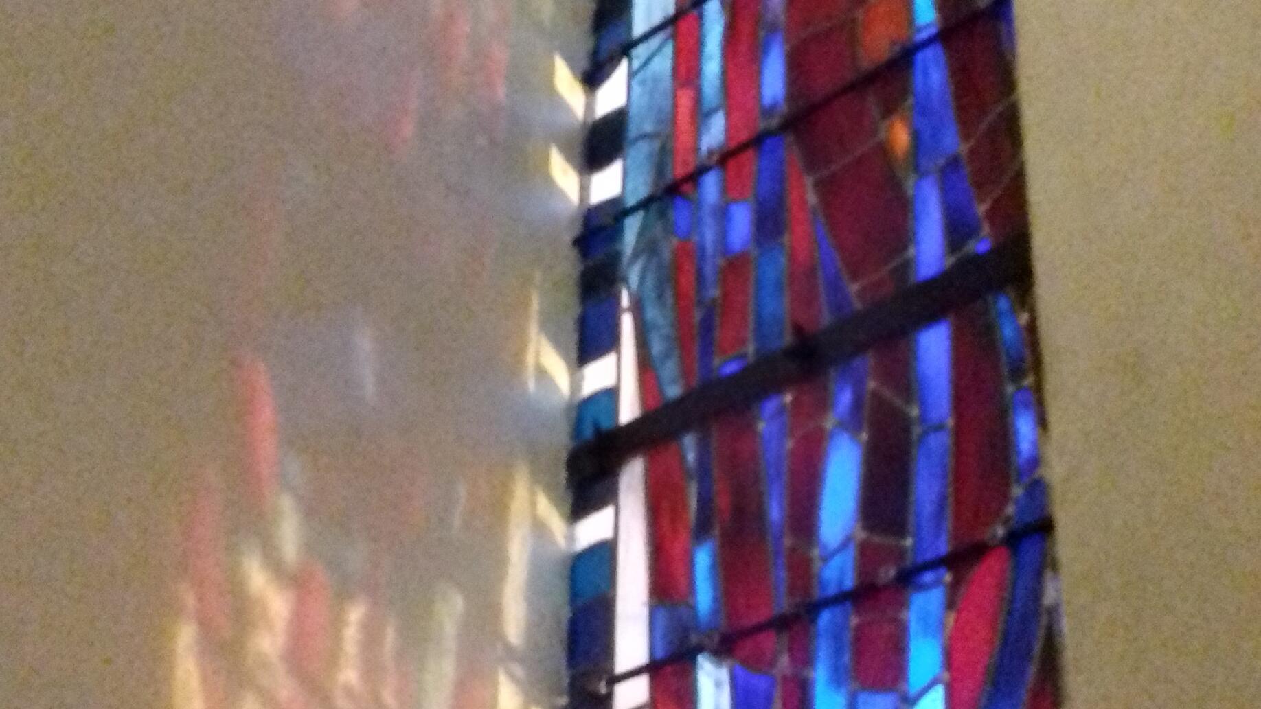 Vitraux d'Arcabas dans l'église