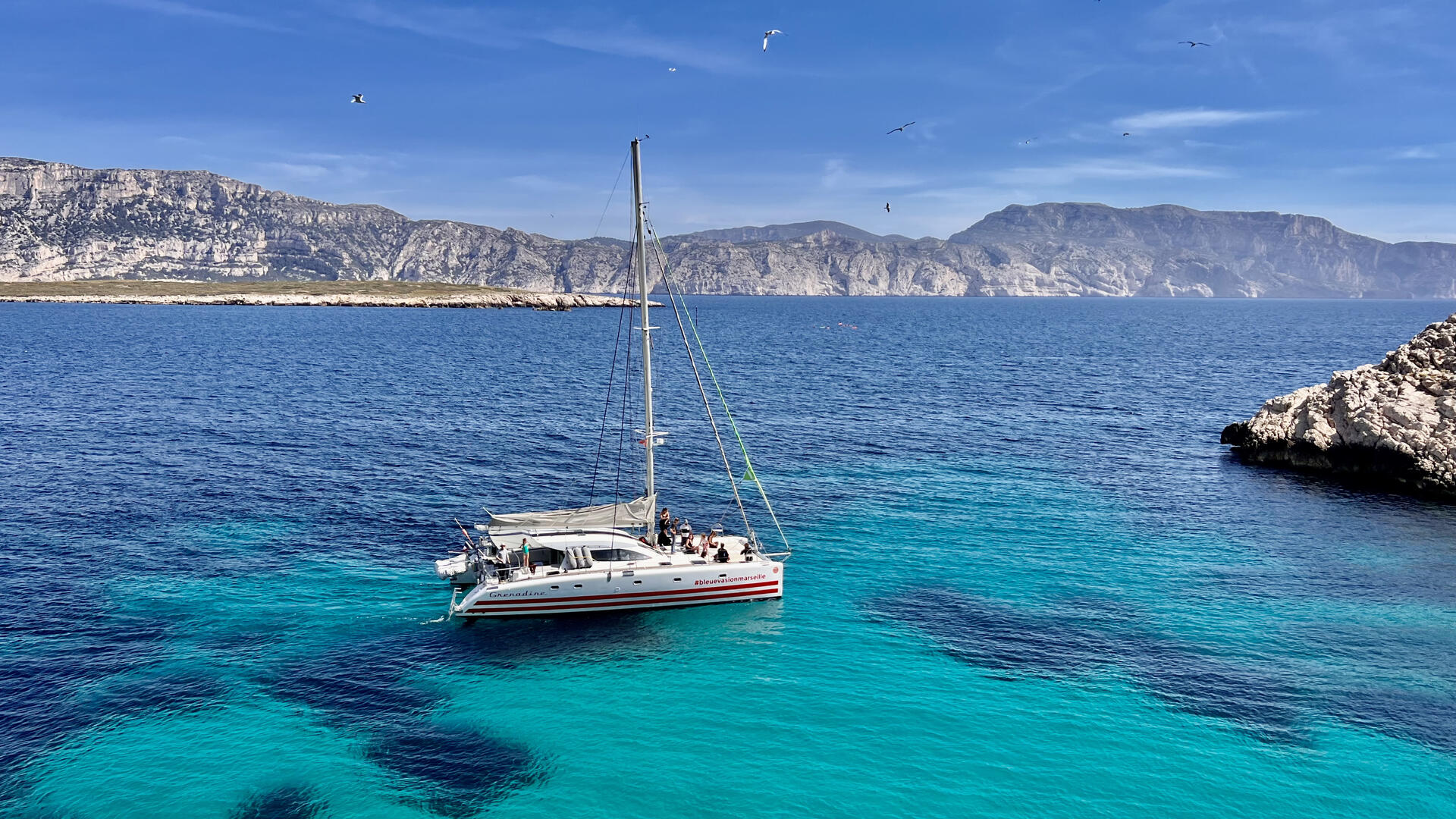 catamaran en mer