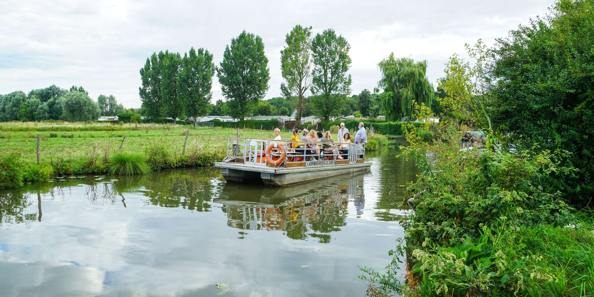 Naviguer en bateau dans le marais audomarois Office de Tourisme du