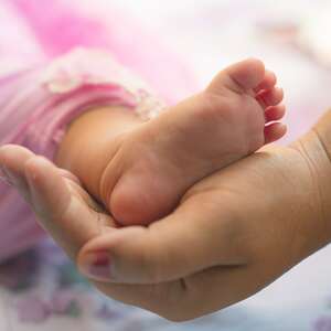 Les semaines de la petite enfance - Eveil par le toucher massage Les semaines de la petite enfance - Eveil par le toucher massage