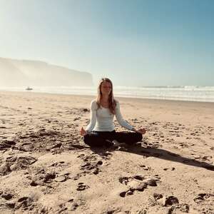 Cours de yoga sur la plage