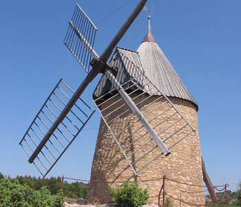 SAINT-CHINIAN : DE MOULIN EN CAPITELLES