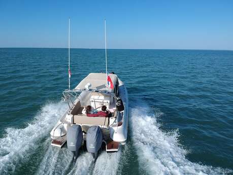 LOCATION DE BATEAU SEMI-RIGIDE AVEC SKIPPER / TAXI ET PRIVATISATION PAR ILE DE RÉ NAUTISME LOCATION DE BATEAU SEMI-RIGIDE AVEC SKIPPER / TAXI ET PRIVATISATION PAR ILE DE RÉ NAUTISME