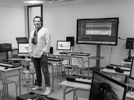 “Sintetizadores de máquina: descubriendo la música electrónica, los pioneros y sus máquinas”