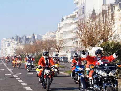 Arrivée en moto des pères et mères noël Le 22 déc 2024