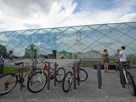 Visite inaugurale de l'exposition "Passerelle(s)" du musée à la Médiathèque