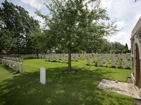 Le Saint-Vaast Post Military Cemetery