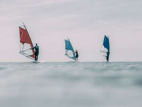 COURS DE PLANCHE À VOILE - ILE DE RÉ VOILE / LOIX COURS DE PLANCHE À VOILE - ILE DE RÉ VOILE / LOIX