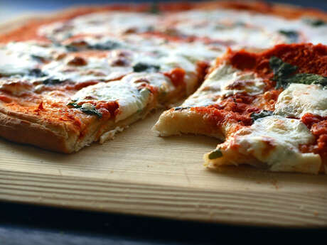 AU POINT CHAUD - PIZZA SUR PLACE ET A EMPORTER AU POINT CHAUD - PIZZA SUR PLACE ET A EMPORTER