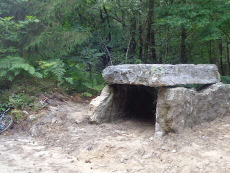 Dolmen "Le lit de la Gione"