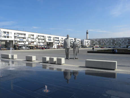 La Statue Des Epoux De Gaulle et la Place d'Armes La Statue Des Epoux De Gaulle et la Place d'Armes